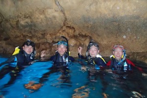 沖縄の青の洞窟でシュノーケルをしませんか＾＾？